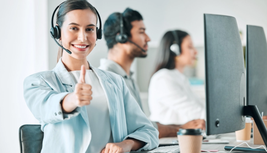 Funciones de análisis e informes personalizados, cuadros de mando Persona feliz trabajando, simboliza la resolución de problemas y la optimización de procesos a través de un CRM adaptado