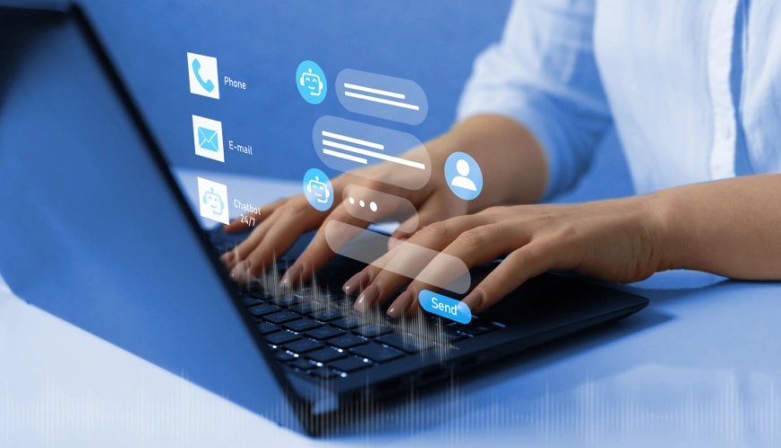 Sin límite de usuarios, sólo pago por producto Ilustración de una mano trabajando con un portatil, sugiriendo la personalización en el desarrollo de software CRM.